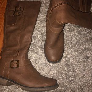 size 9.5 brown boots